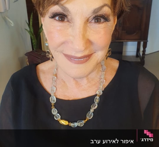 איפור עיניים מודגש ושיער קצר מסודר